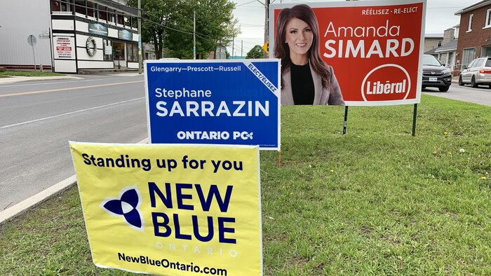 Les pancartes du Nouveau Parti bleu, de Stéphane Sarrazin (Parti progressiste-conservateur) et d'Amanda Simard (Parti libéral de l'Ontario).