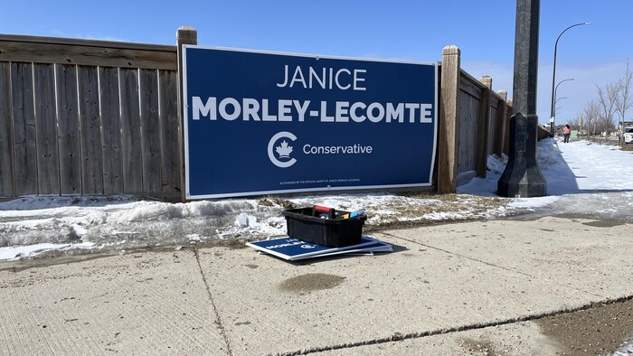 Une affiche pour la candidate conservatrice Janice Morley-Lecomte. 