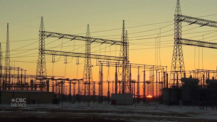 Des équipes tentent de contourner la ligne endommagée et de rétablir l’électricité dans certains secteurs touchés, selon un porte-parole d’Hydro-Manitoba