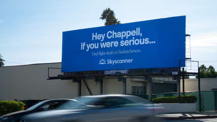Un panneau publicitaire Skyscanner invitant la chanteuse Chappell Roan à venir en Saskatchewan, à Pasadena, en Californie, en octobre 2025. 