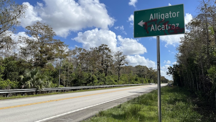 Un panneau signalant l'entrée d'une prison.