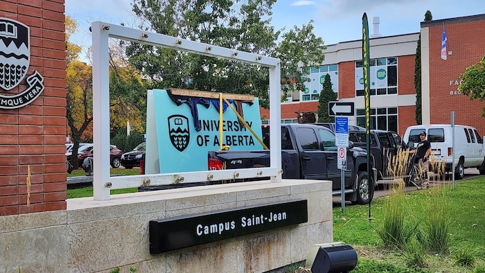 L'Université de l'Alberta a retiré un panneau unilingue devant le Campus Saint-Jean le 12 septembre 2023.