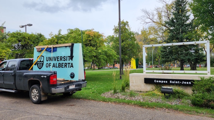 Le panneau est dans la boîte de chargement d'une camionnette.