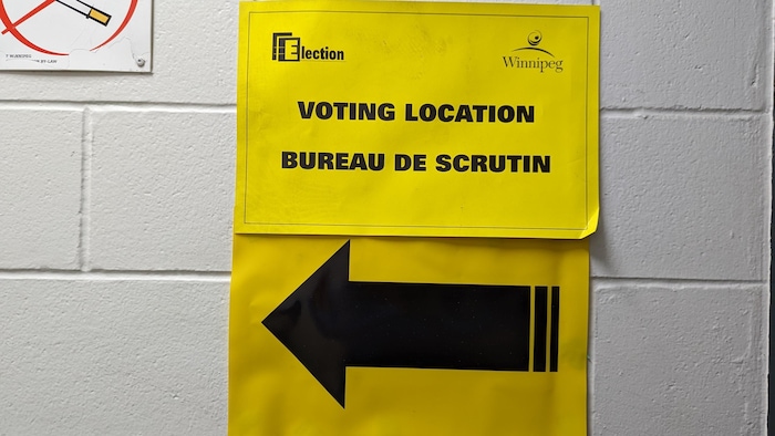 Une affiche indiquant un bureau de vote dans un centre communautaire à Winnipeg, le 20 octobre 2022.