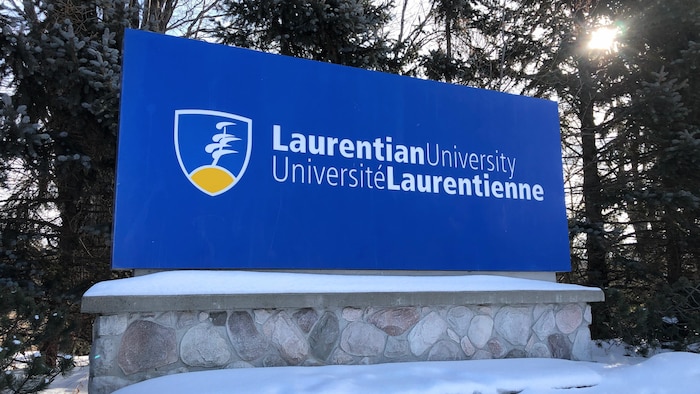Le panneau à l'entrée du campus de l'Université Laurentienne à Sudbury