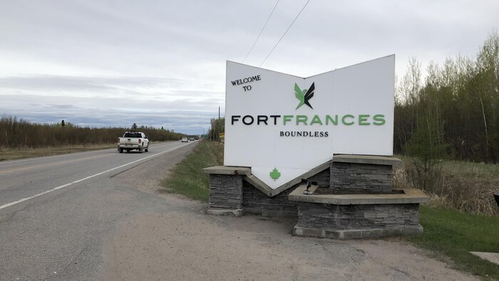 لافتة ثابتة تحمل اسم مدينة فورت فرانسس في أونتاريو.