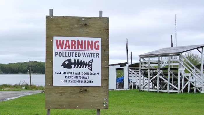 Un cartel advierte sobre el agua contaminada.