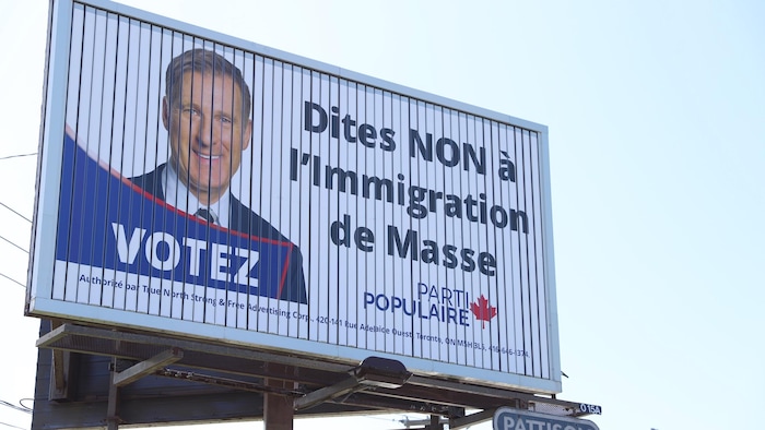 Un panneau publicitaire du groupe True North Strong à Québec, en 2019