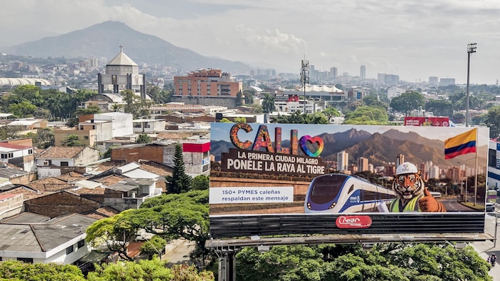 A billboard reading “Cali, the first miracle city. “Put a stripe on the tiger,” inviting people to vote for Colombian presidential candidate Abelardo de la Espriella, of the “Salvadores de la Patria” movement, on June 17, 2026. 