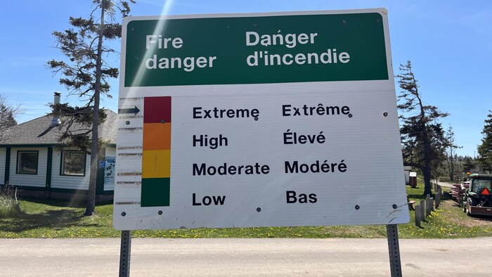 Un panneau qui indique le risque extrême de feux de forêt au parc national de l'Île-du-Prince-Édouard.
