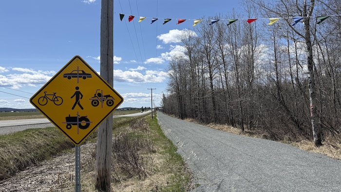 Le panneau d'un sentier.  