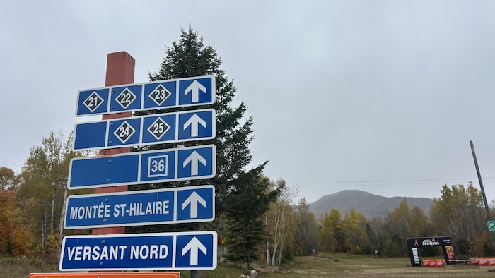 Panneau de signalisation indiquant l’emplacement de pistes de ski de fond du Parc du Mont-Sainte-Anne à l’automne.