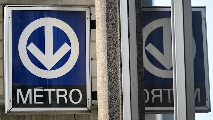 Un panneau indiquant le métro de la STM à Montréal.