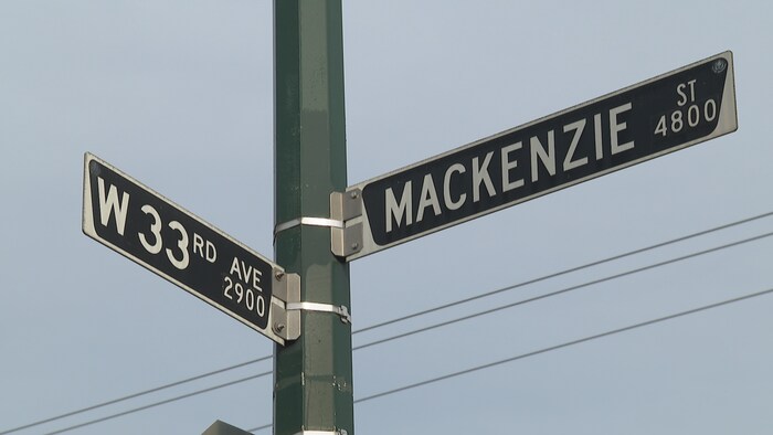 l'un de la 33e avenue Ouest, et l'autre de la rue Mackenzie.
