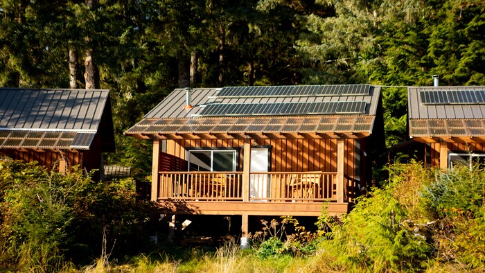 Des panneaux solaires au centre de santé et de bien-être à Bella Bella.