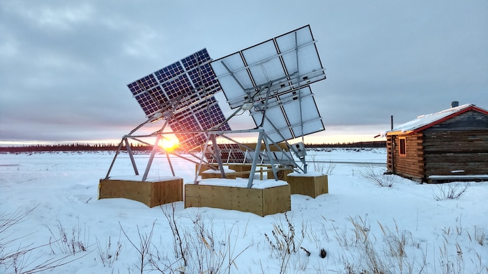 Des panneaux solaires dans la neige.