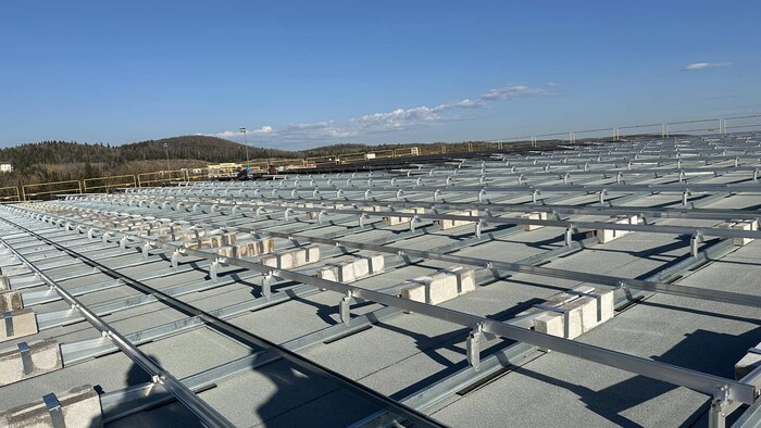 Les panneaux solaires peuvent être installés après que la pose des supports soit complétée.