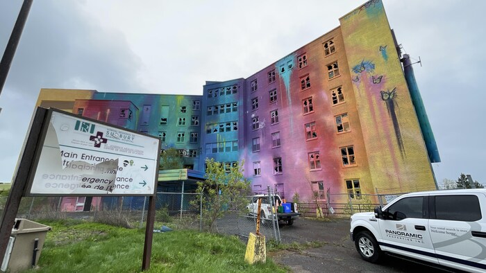 deux camion de Panoramic Properties devant l'hopital