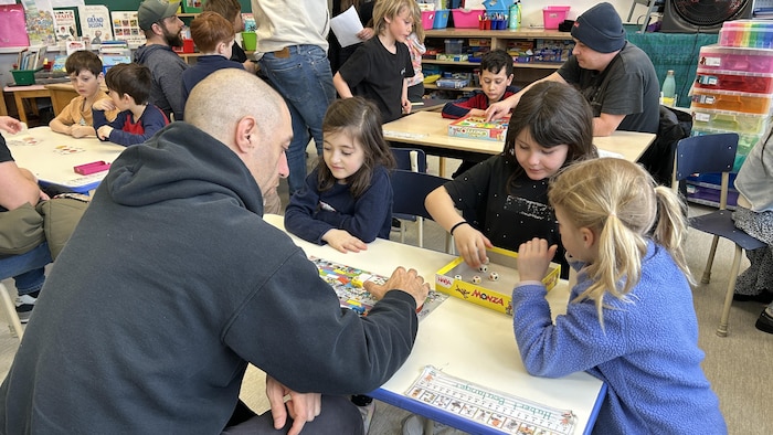 un oncle joue a des jeux de societes avec des eleves.