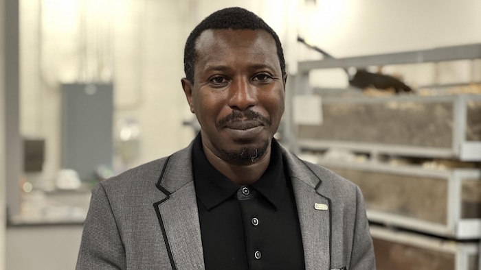 Papa Niokhor Diouf sourit pour la photo.