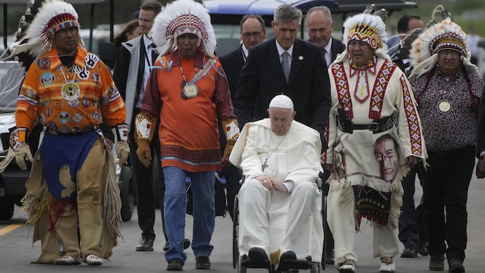 Le pape François dans son fauteuil roulant.