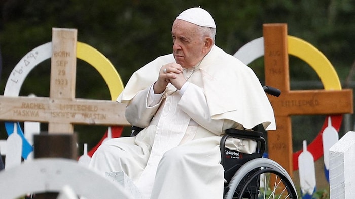 Le pape prie devant des tombes.