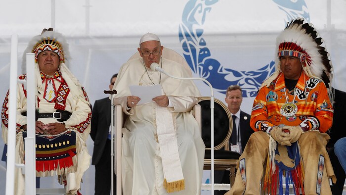 El Papa rodeado de dos jefes indígenas.