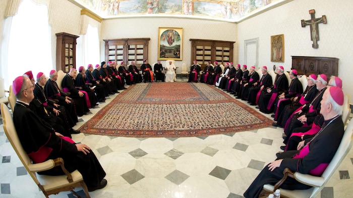 Le pape François s'entretient avec des évêques canadiens, en mai 2017, au Vatican.