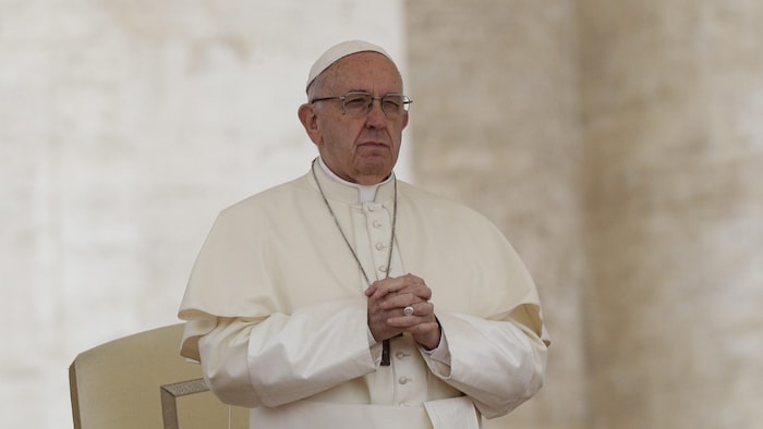 Le pape François qui prie à la place Saint-Pierre au Vatican, en mai 2018