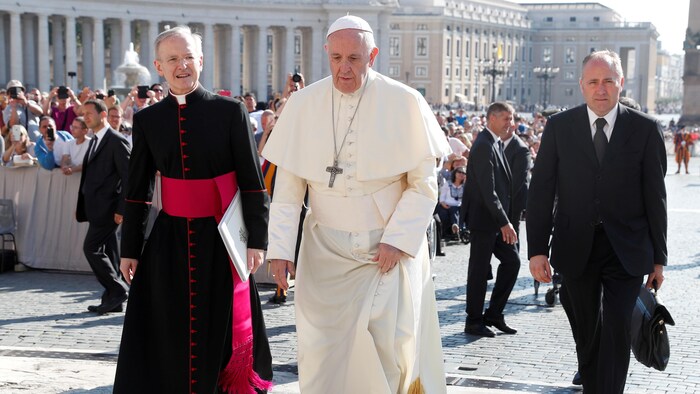 Le pape François arrive pour diriger l'audience générale du mercredi sur la place Saint-Pierre au Vatican, le 5 septembre 2018.