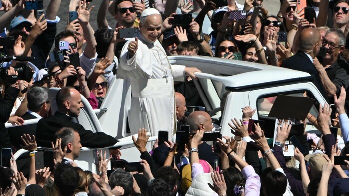 Bain de foule pour le pape Léon XIV.