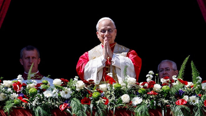 Il place ses mains l'une contre l'autre.