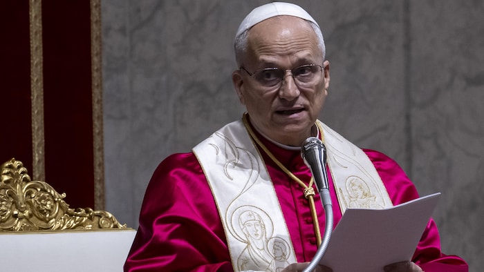 Le pape Léon XIV prend la parole dans la basilique Saint-Pierre. 