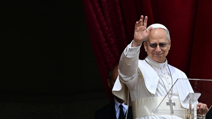 Le pape Léon XIV fait un geste de la main.