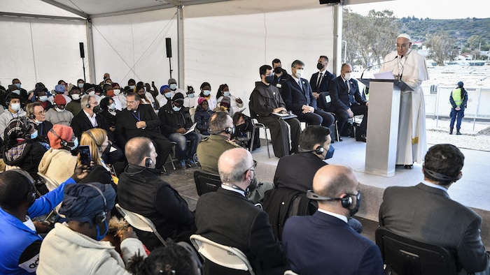 Le pape François prononce un discours sous une tente.