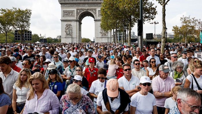 Une foule compacte est rassemblée près de l'Arc de Triomphe.