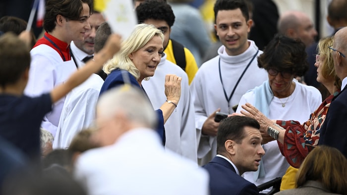 Marine Le Pen et Jordan Bardella prennent place à travers la foule pour assister à la messe solennelle en plein air célébrée par le pape sur la place de la Concorde.