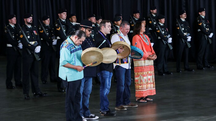 أفراد من أمّة ألكسيس ناكوتا سيو (Alexis Nakota Sioux) من السكان الأصليين (في الصف الأمامي) شاركوا أمس في مراسم الترحيب بالبابا فرنسيس في مطار إدمونتون.