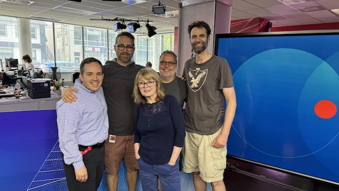 Les membres de l'équipe de « Par ici l'info » sur le plateau du Téléjournal Estrie.