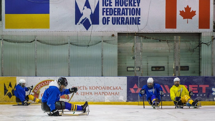 La Fédération ukrainienne de hockey a reçu un appui canadien. 