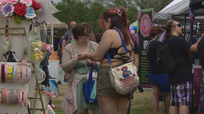 Des personnes autour de produits artisanaux, le 14 juin 2025 à Regina.