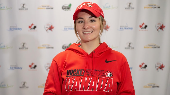 La joueuse de parahockey, Raphaëlle Tousignant, arbore des vêtements aux couleurs du Canada.
