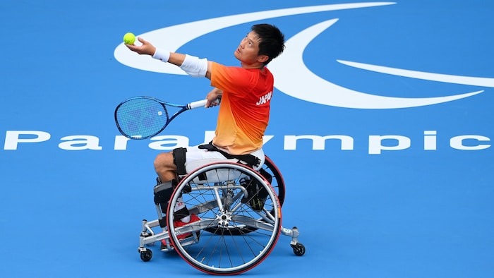 Un homme en fauteuil roulant qui se prépare à effectuer un service.