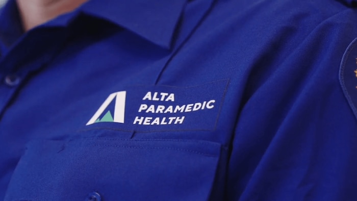 L'emblème Alta Paramedic Health sur la chemise d'un travailleur ambulancier