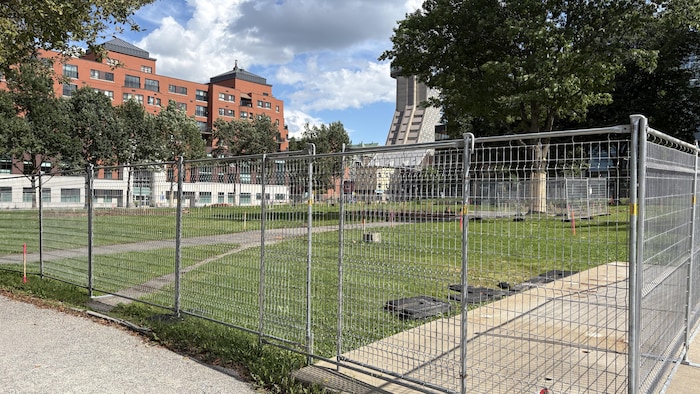 Un parc entouré de clôtures.