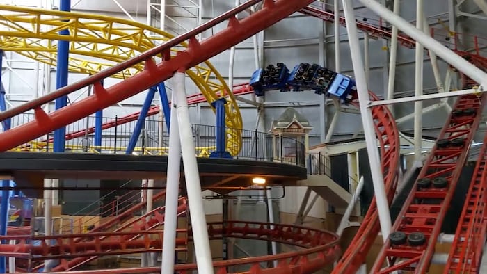 Les montagnes russes Mindbender en action à Galaxyland, dans le West Edmonton Mall.