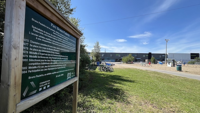 Un panneau d'affichage retraçant la vie de Bruno Pauletto est installé à proximité des terrains de volleyball. 
