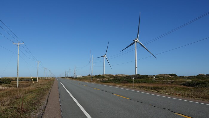 Deux éoliennes à côté de la route 199. 