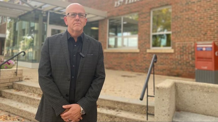 Le maire de Weyburn, Jeff Richards, devant l’hôtel de ville, sur une photo d’archives du 16 septembre 2025.