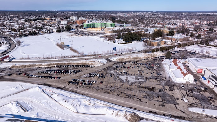 Un vaste stationnement extérieur en hiver.